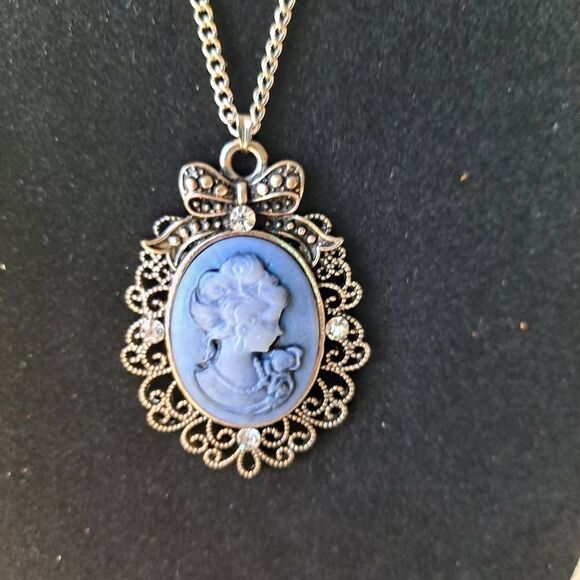 Cameo Necklace and Earring Set - Picture 3 of 8